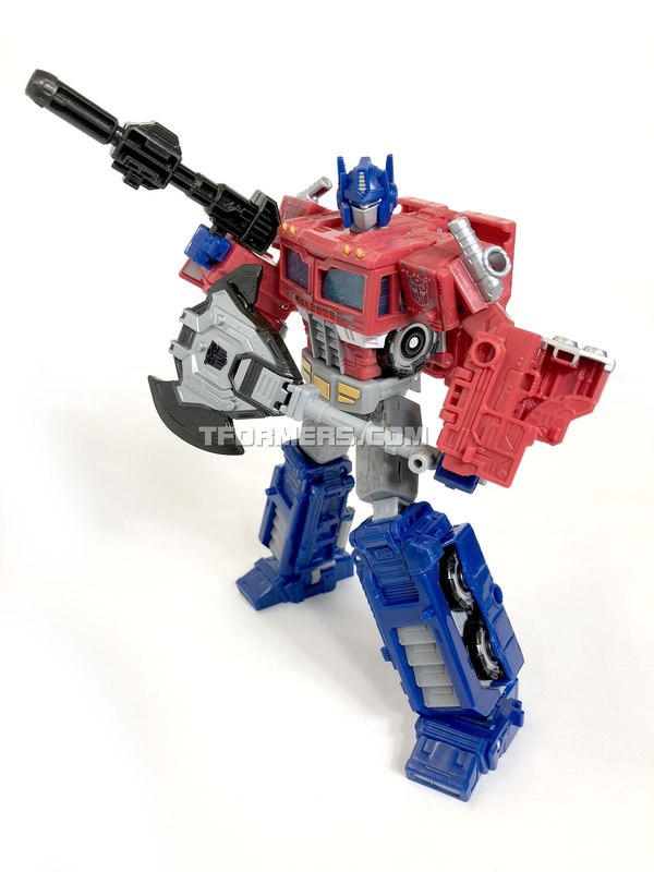 Unboxing Siege Optimus Prime War For Cybertron Voyager Figure  (10 of 10)